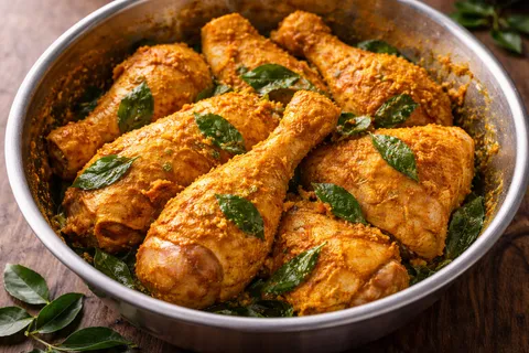 Ketul ayam dilumur dengan pes rempah berempah secara menyeluruh