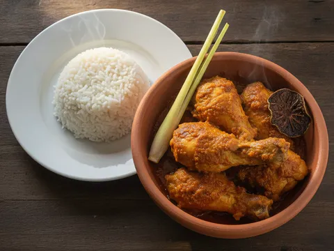 Ayam masak ungkep siap dengan kuah pekat menyalut ketulan ayam, dihidang dalam mangkuk bersama nasi putih