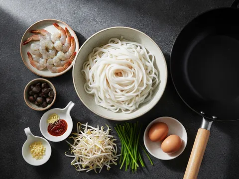 Semua bahan char kuey teow disusun dalam bekas berasingan — kuey teow leper, udang, taugeh, kucai, telur dan bawang putih