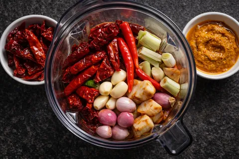 Bahan-bahan kari ayam dikisar dalam blender menjadi pes halus bersama cili kering