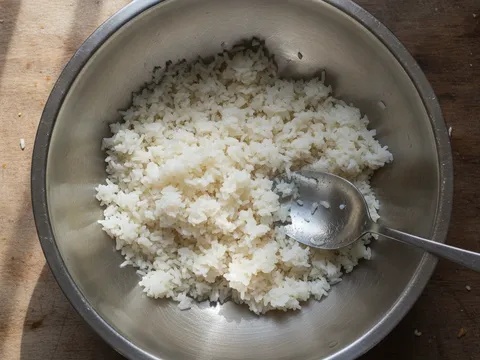 Nasi putih sejuk semalaman dileraikan dalam mangkuk supaya tidak berketul