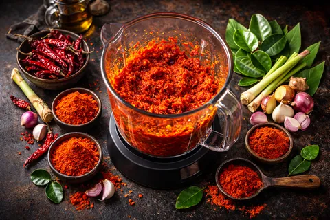 Bahan rempah dikisar halus dalam pengisar