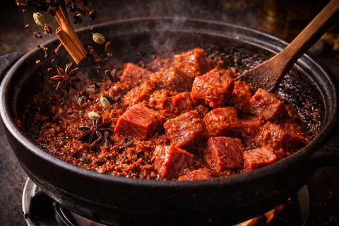 Daging lembu dimasukkan dan digaul rata dengan rempah tumis