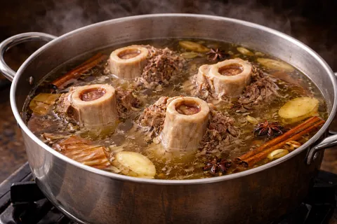 Sup tulang direneh perlahan sehingga daging empuk dan luruh dari tulang